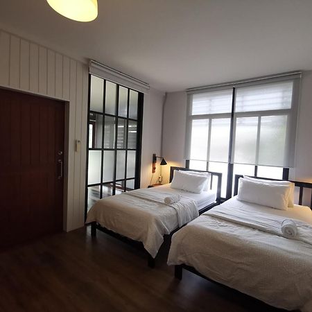 Liaw Base House Hostel กรุงเทพมหานคร ภายนอก รูปภาพ